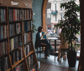 Les éditeurs indépendants face au boom des librairies en Normandie : comment s’adapter et prospérer ?